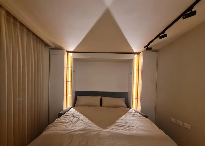 Adore - Modern * Tiran