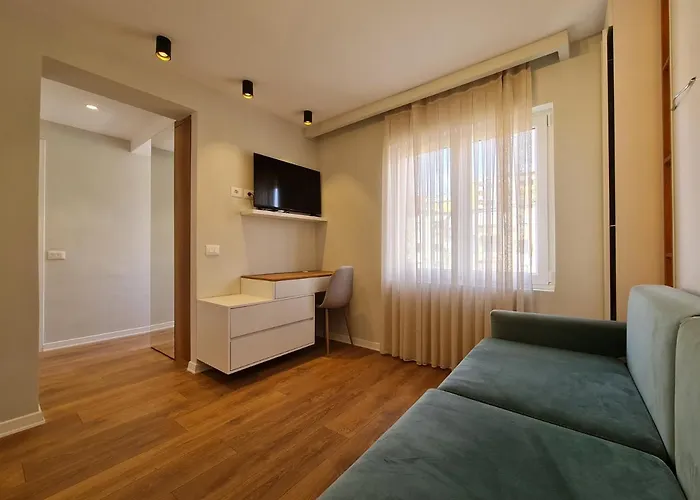 Adore - Modern * Tiran