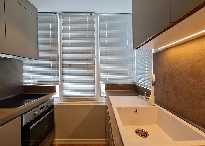 Adore - Modern * Tiran